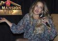 Niurka-bobby-mansion-vip › Guadalupa Ciudadana Female Presenter on a Dark Stage, Speaking into a Handheld Microphone, Wearing a Floral Dress with Bracelets; 'la Mansión Vip' Logo Appears in the Upper Left. › Guadalupa Ciudadana