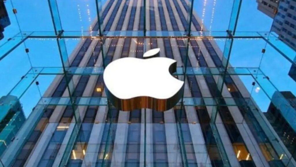 White Apple Logo on the Glass Facade of a Modern Building Against a Blue Sky. › Guadalupa Ciudadana