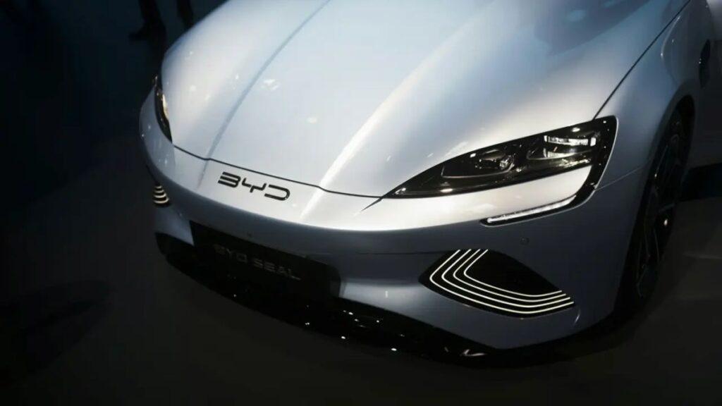 Autos-chinos-venta › Guadalupa Ciudadana Front-left Angle of a Silver Byd Car, Showing Its Sleek Headlights and Sporty Front Bumper with a Byd Badge Visible on the Hood. › Guadalupa Ciudadana
